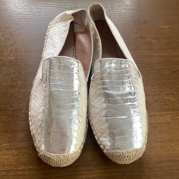 New VC signature by vince Camuto slide. Color is creamy white with silver design - Picture 1 of 5